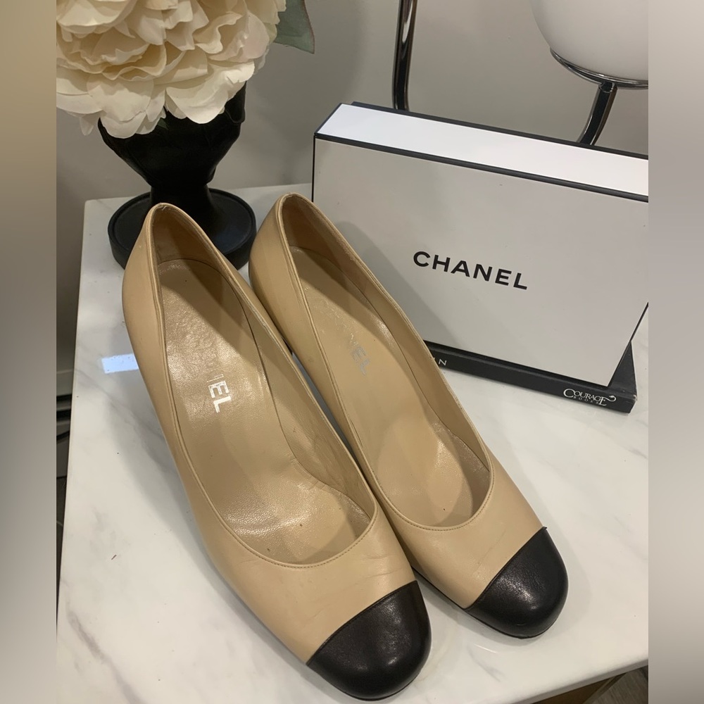 - CHANEL Capped toe Round Heels In nude & Black Size 41 - Picture 3 of 13